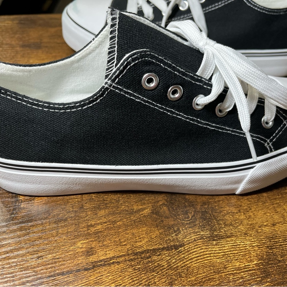 Women’s 9.5 Men’s 7.5 White Canvas Low Top Sneakers Comfortable, Lace Up